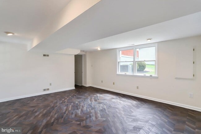 Building Photo - 5 Orchard Pl