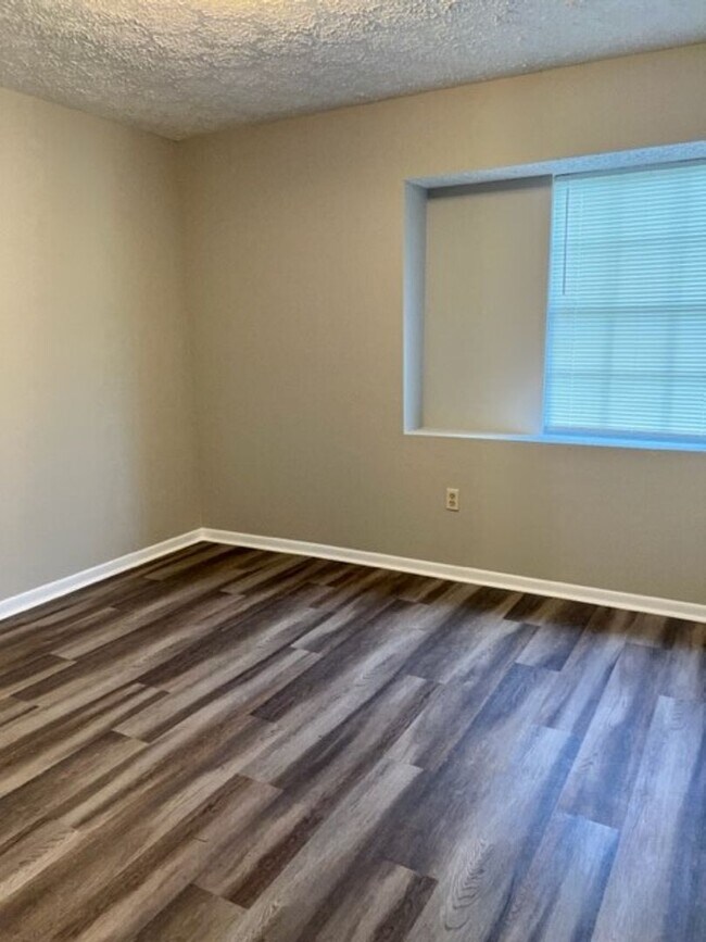 Building Photo - 18 Friar Tuck Dr