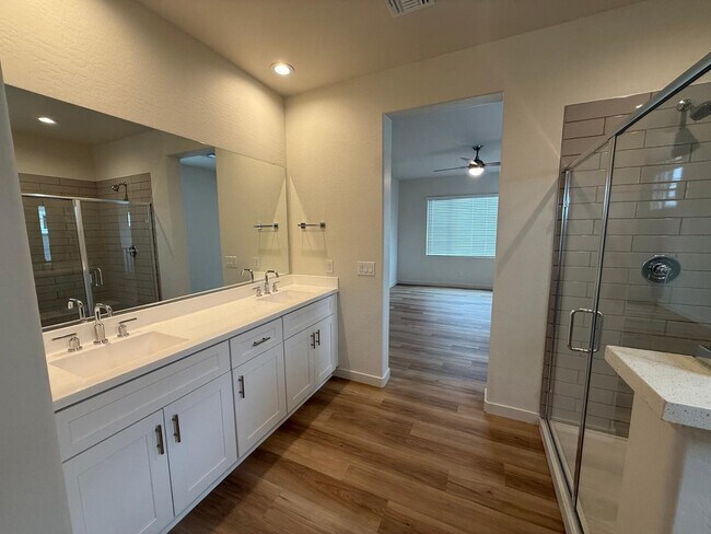 Building Photo - 624 N Vine St