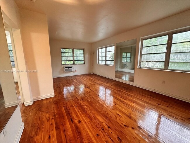 Building Photo - 4740 Pine Tree Dr