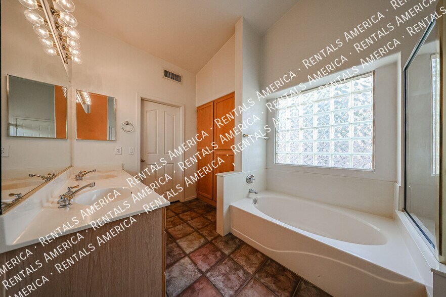 Building Photo - 3884 E Douglas Loop