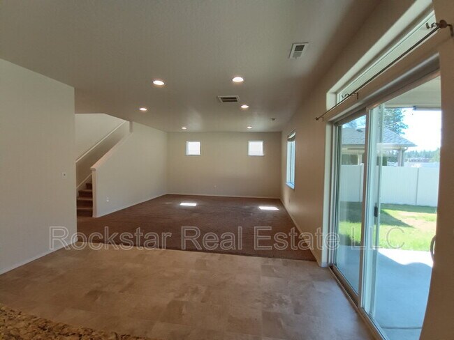 Building Photo - 1315 N Rogue River St