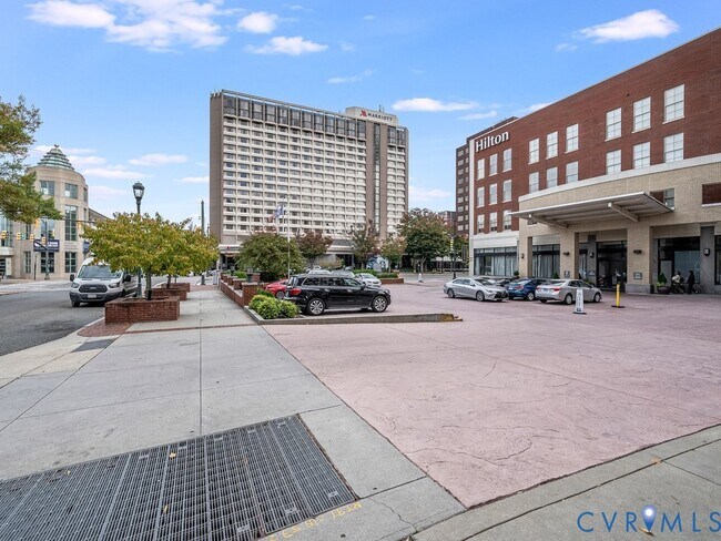 Building Photo - 230 N 6th St S