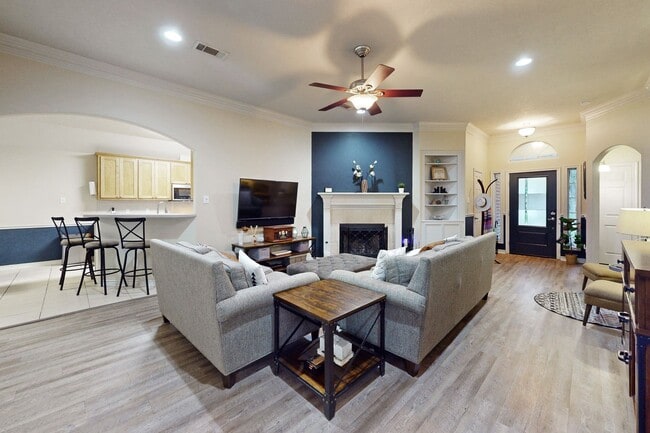 Building Photo - 3 bedroom, 2 bathroom home in the Castlega...