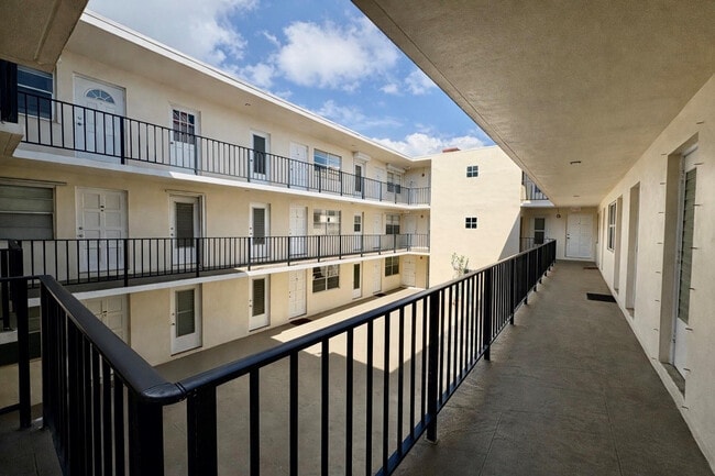 Building Photo - 1855 Plunkett St