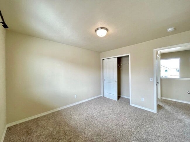 Building Photo - 2 Story Home with 3 Bed, 2.5 Bath, 2 Car G...