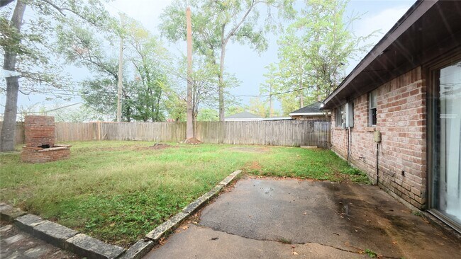 Building Photo - 2027 Whispering Springs Dr