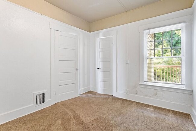 Building Photo - Large Studio apt close in SW! Pets OK!