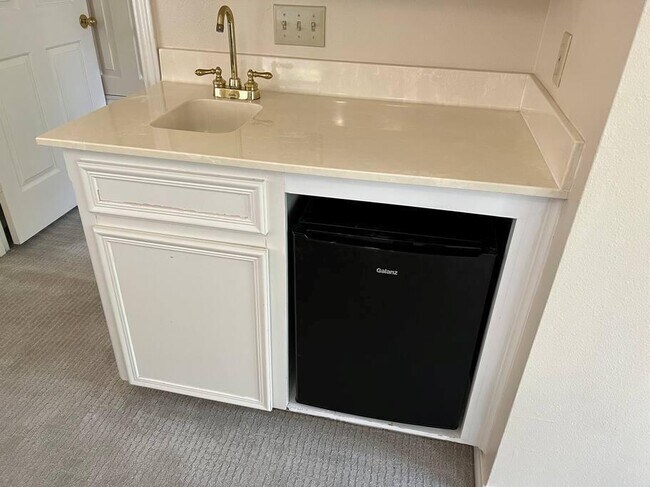 Building Photo - 501 Westbrook Dr