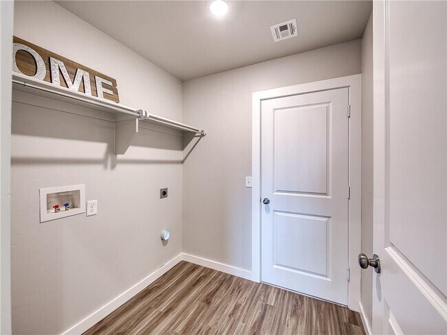 Building Photo - 1270 Lakeview Dr