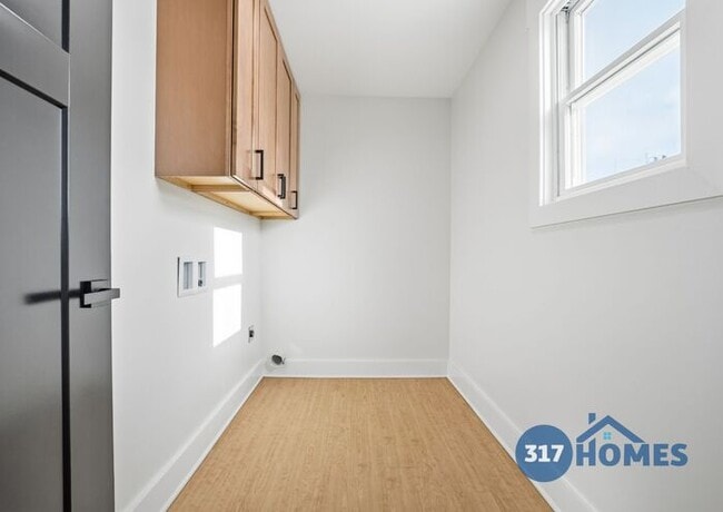 Building Photo - Modern 3 Bedroom Townhome with Skyline Views in Holy Cross
