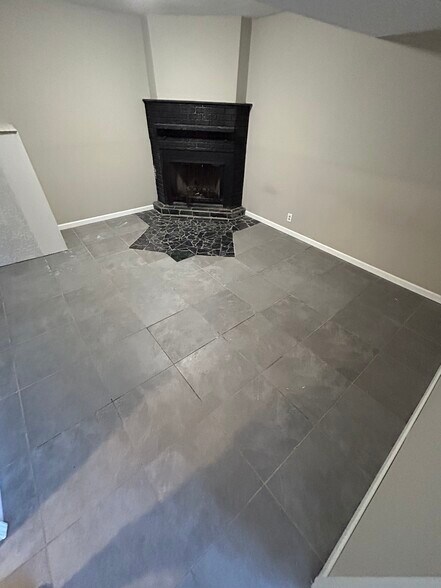 Building Photo - 2725 Ponderosa Dr