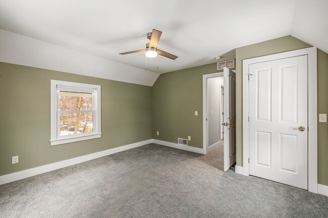 Building Photo - Immediate Move In Remodeled 3 Bed in Eastown