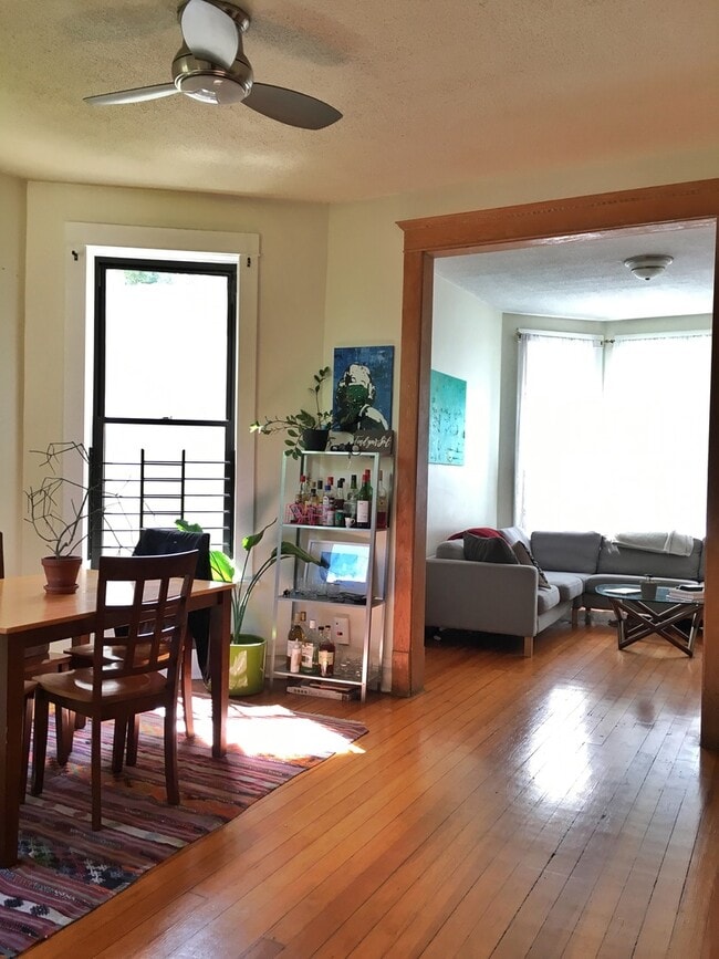 Building Photo - 2908 W Dickens Ave