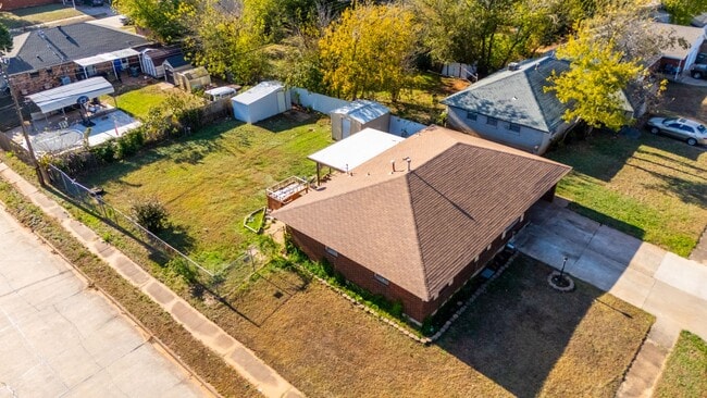 Building Photo - Cute 4 bedroom House