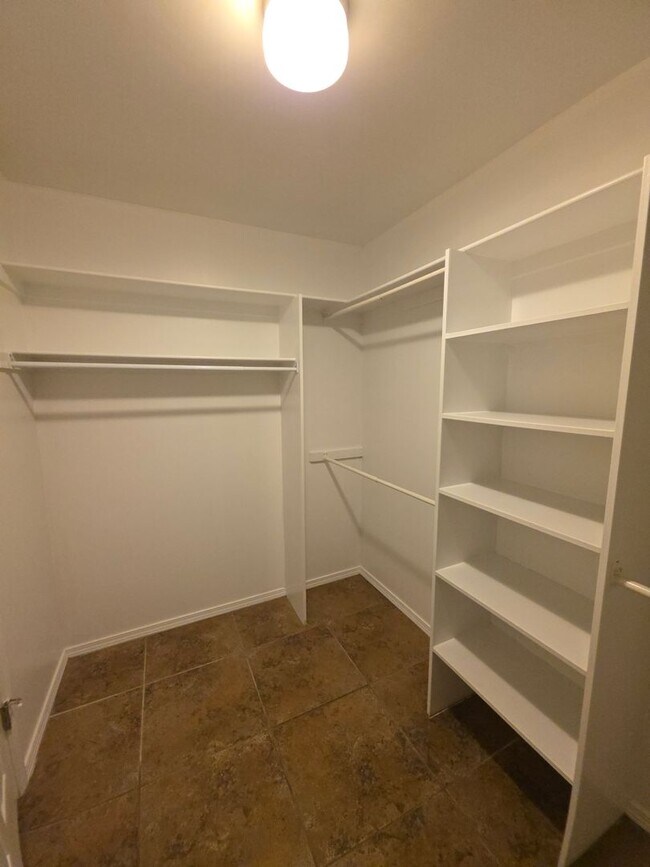 Building Photo - 401 E 11th St