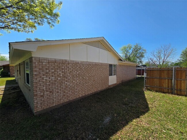 Building Photo - 4773 Stallcup Dr