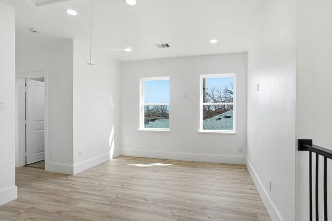 Building Photo - 128 N Cedar St