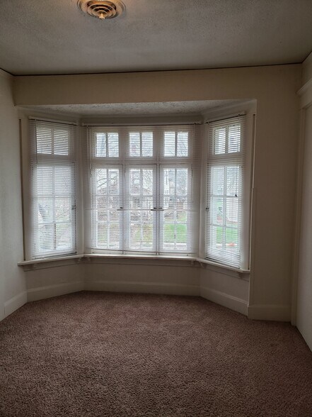 Building Photo - 918 E Locust St