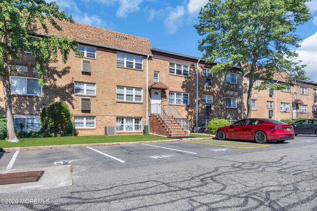 Building Photo - 393 College Dr