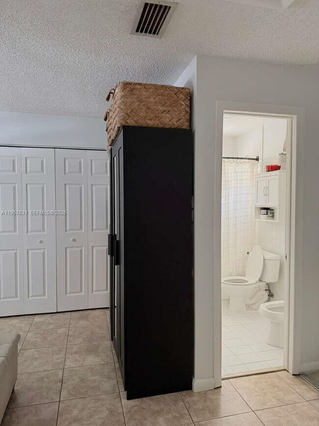 Building Photo - 10017 W Okeechobee Rd