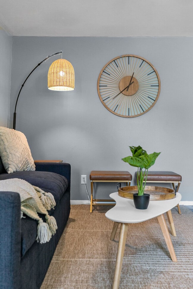 Building Photo - 733 W 4th St