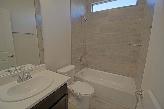 Building Photo - 3bd/2ba Available in Rio Rancho