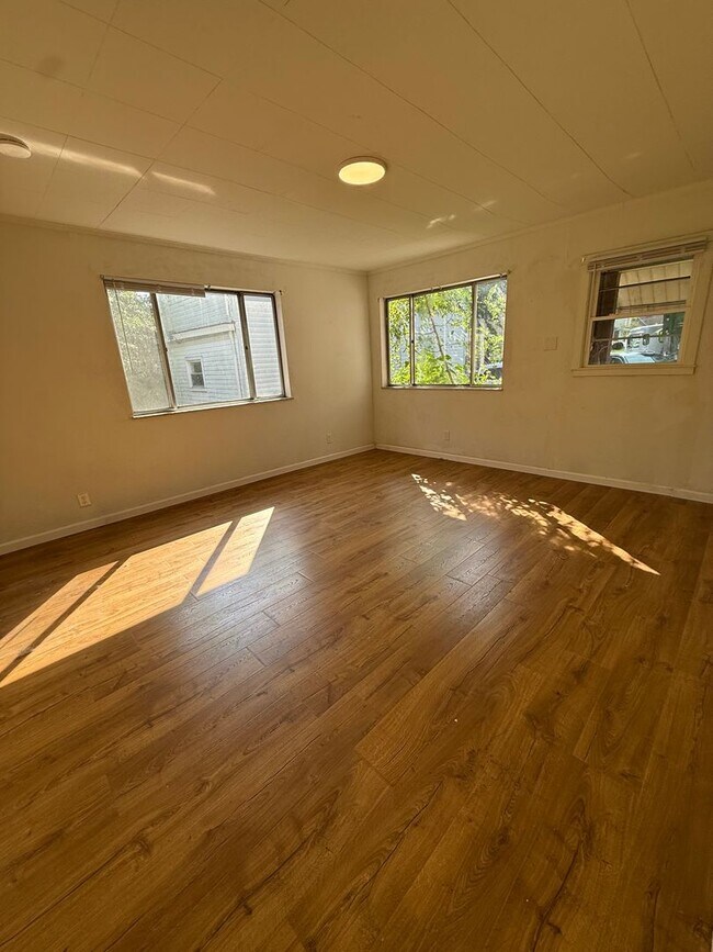 Building Photo - 204 Kismet St