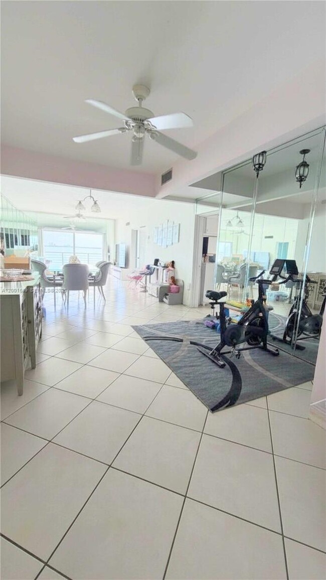 Building Photo - 1880 S Treasure Dr