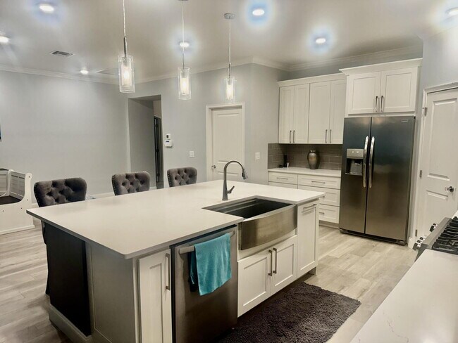 Building Photo - "Charming 2-Bedroom Brooksville Retreat with Stylish Granite Touches – 1983 Sq. Ft. of Comfort!" ...