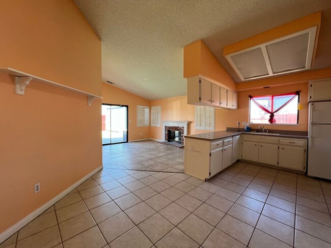 Building Photo - 3 Bedroom 2 Bathroom House with Swimming P...