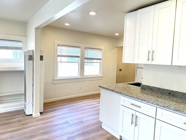 Building Photo - 5 Bed/2 Full Baths W/Washer&Dryer Hook Ups!