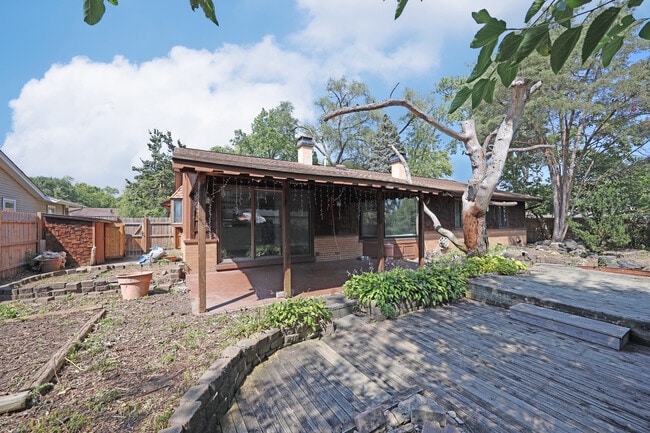 Building Photo - 661 Sycamore Dr