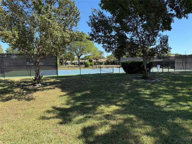 Building Photo - 8540 Chevy Chase Dr