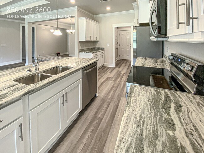 Building Photo - 10078 Lakeview Dr