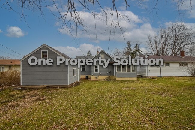 Building Photo - 810 Plain St