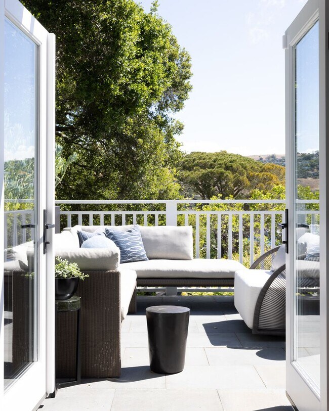 Building Photo - Coastal Elegance in the Heart of Belvedere