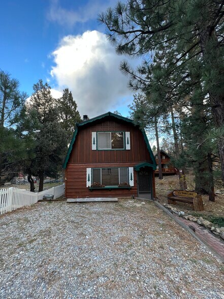 Building Photo - 527 Victoria Ln