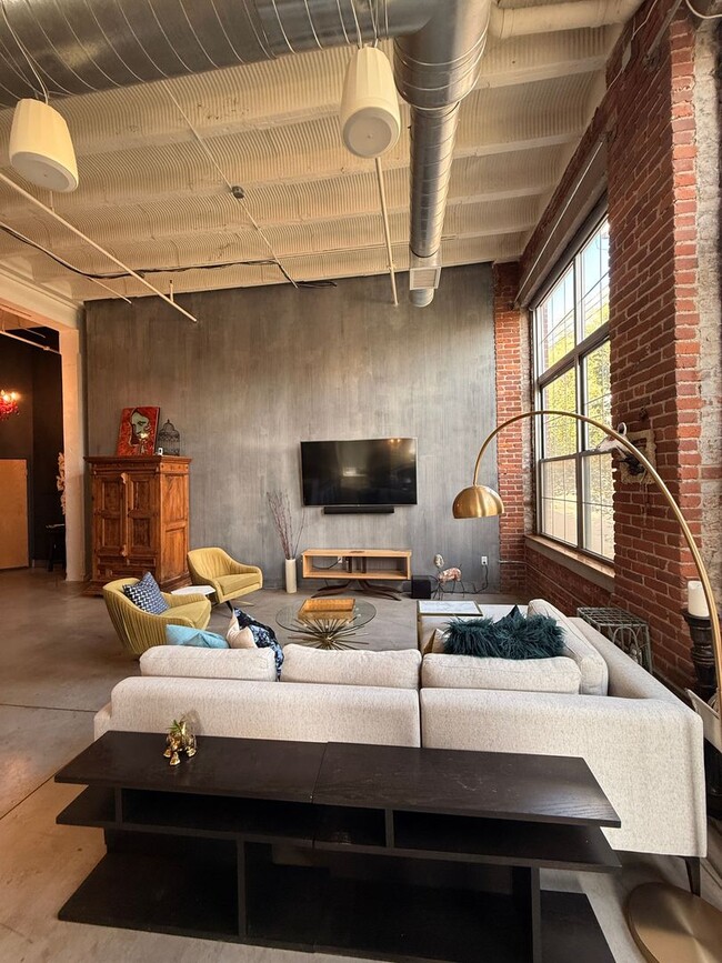 Building Photo - Fully Furnished!! Ready NOW! Sleek & Modern