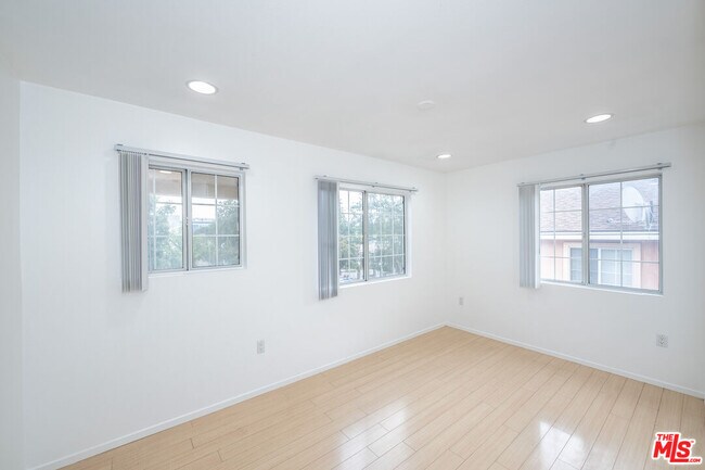 Building Photo - 339 Newland St