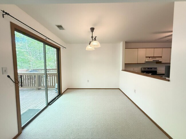 Building Photo - 134 English Ct