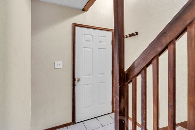 Building Photo - Wonderful 3 Bedroom Townhouse in Cedar Terrace