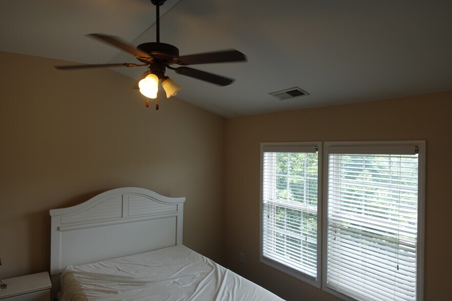 Building Photo - 3304 Chastain Gardens Dr NW