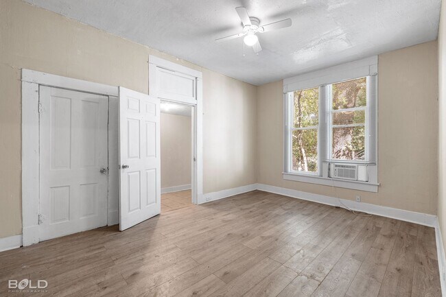 Building Photo - 2 bed 1 Bath Duplex