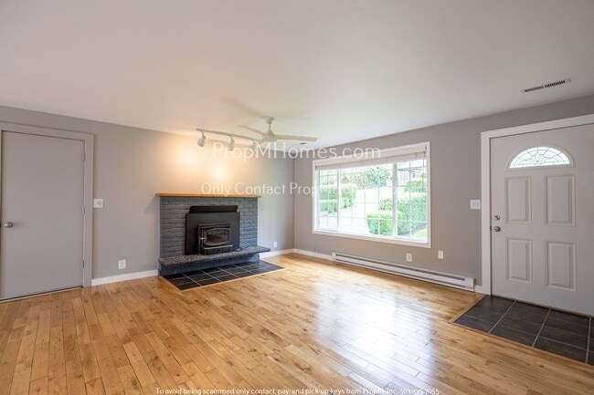 Building Photo - Charming Three Bedroom Awaits in West Linn!