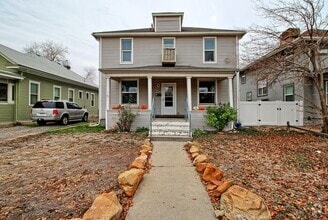 Building Photo - Nice 3 Bed 1 Bath Basement Apartment Close...