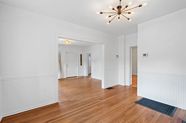 Building Photo - Adorable East Nashville Cottage w/ HUGE Fully-Fenced backyard!