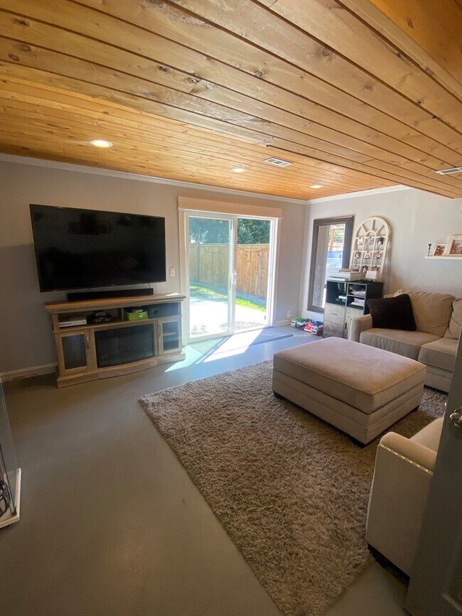 Building Photo - Beautifully Maintained 3 Bedroom 2 Bath Home with Garage and Fenced Yard! Pets Welcome!