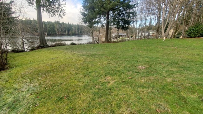 1 minute walk to Miller Bay Estates park - 21680 Seacrest Ave NE