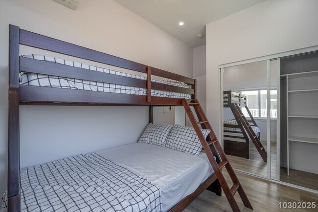 Building Photo - West Side Paradise – Stunning Fully Furnished 3-Bed, 2-Bath Upstairs Unit